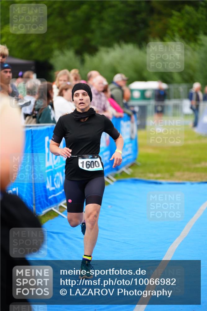 30.08.2026 - Elbe Triathlon Hamburg LAZAROV Photography http://msf.ph/oto/10066982 30.08.2026 12:21:17 Ziel 1600 meine-sportfotos.de
