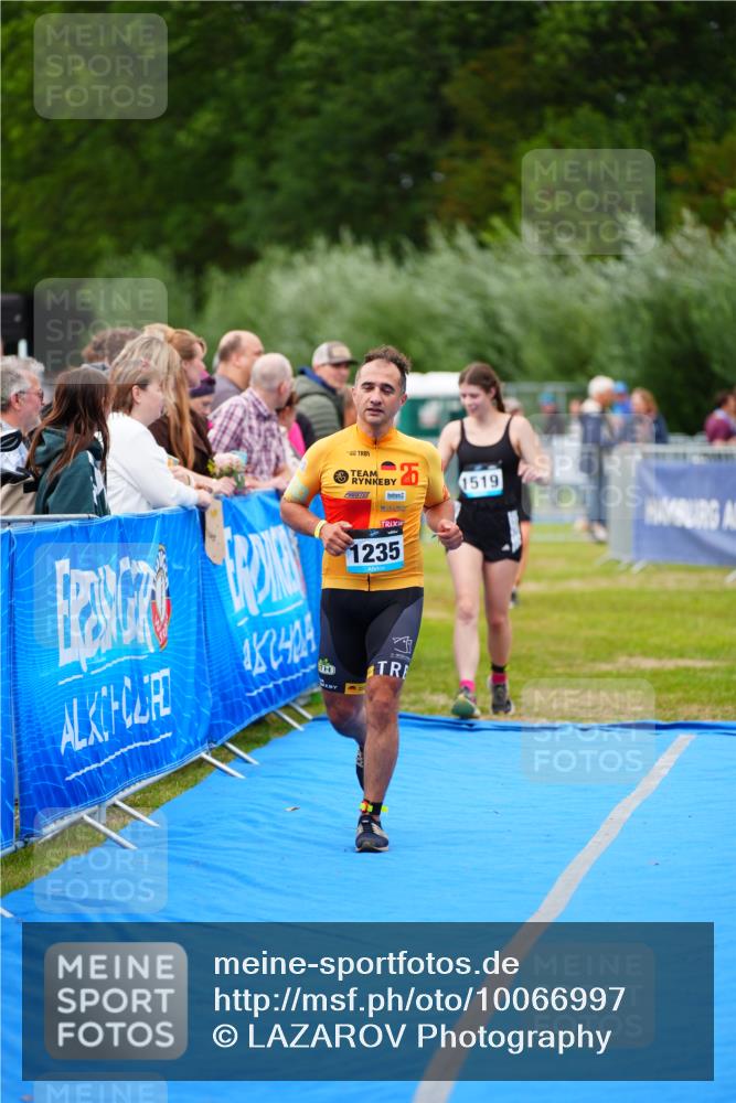 30.08.2026 - Elbe Triathlon Hamburg LAZAROV Photography http://msf.ph/oto/10066997 30.08.2026 12:21:42 Ziel 1235, 1519, 1546 meine-sportfotos.de