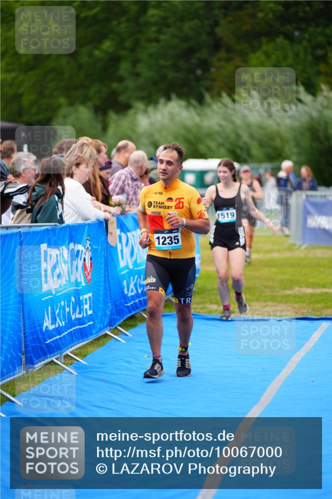 30.08.2026 - Elbe Triathlon Hamburg LAZAROV Photography http://msf.ph/oto/10067000 30.08.2026 12:21:43 Ziel 1235, 1519, 1546 meine-sportfotos.de