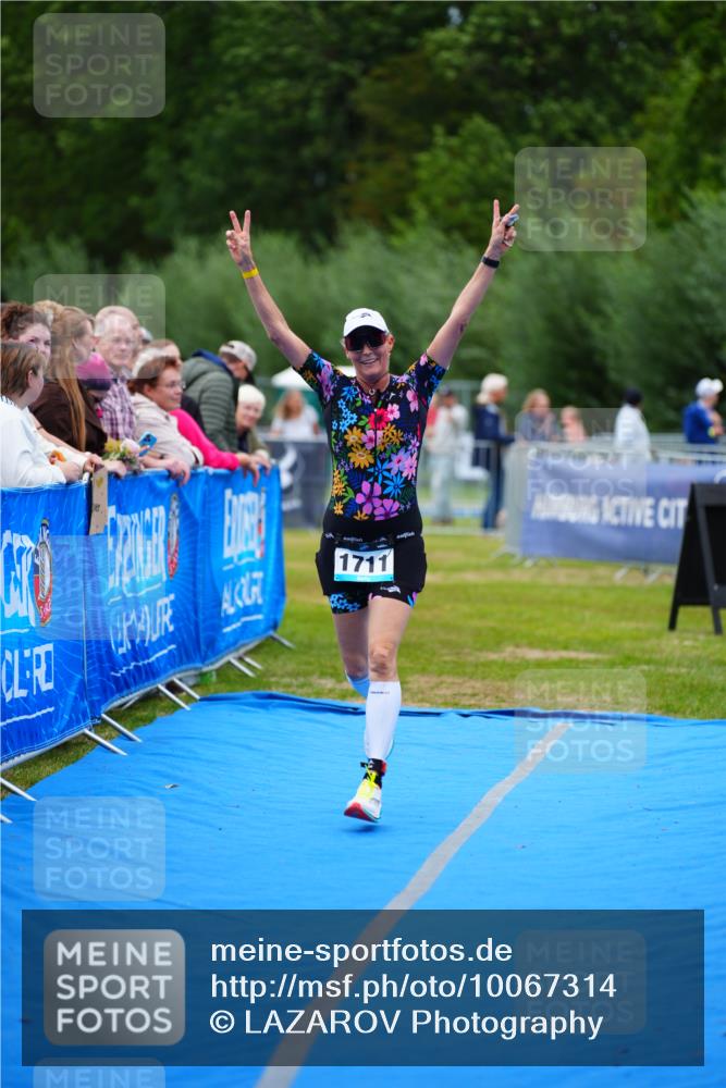 30.08.2026 - Elbe Triathlon Hamburg LAZAROV Photography http://msf.ph/oto/10067314 30.08.2026 12:23:04 Ziel 1711 meine-sportfotos.de
