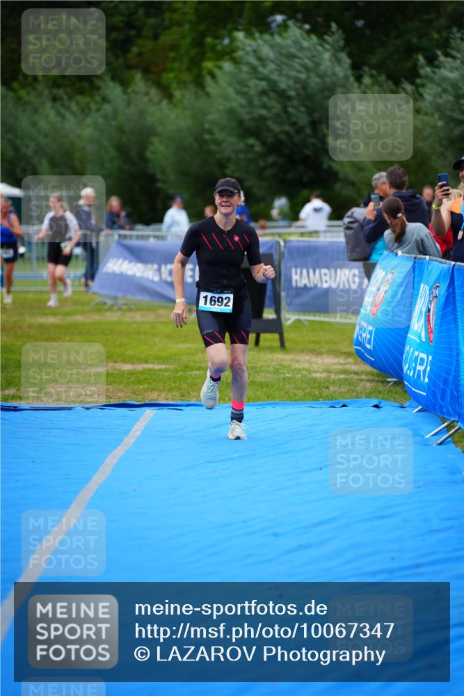 30.08.2026 - Elbe Triathlon Hamburg LAZAROV Photography http://msf.ph/oto/10067347 30.08.2026 12:23:15 Ziel 906, 1668, 1692 meine-sportfotos.de