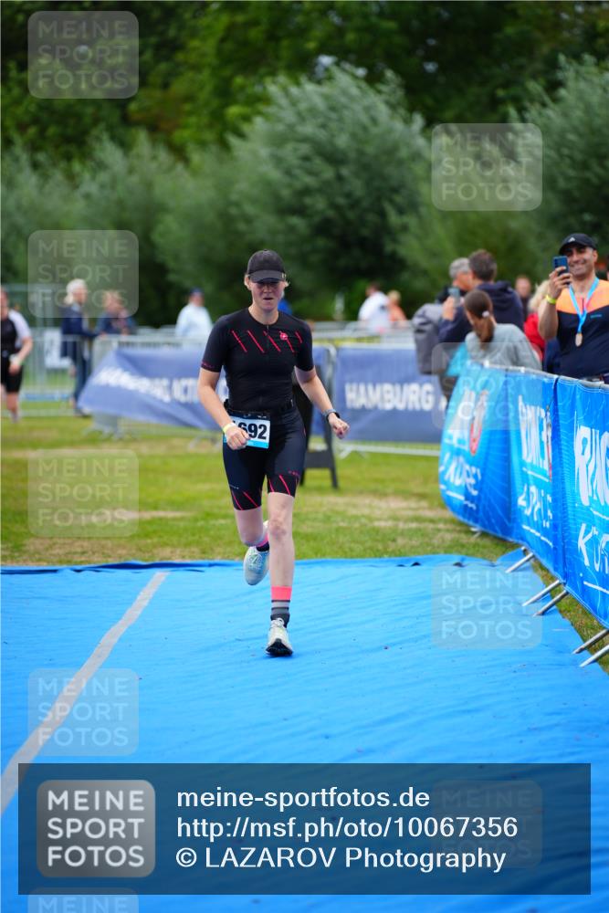 30.08.2026 - Elbe Triathlon Hamburg LAZAROV Photography http://msf.ph/oto/10067356 30.08.2026 12:23:15 Ziel 906, 1668, 1692 meine-sportfotos.de