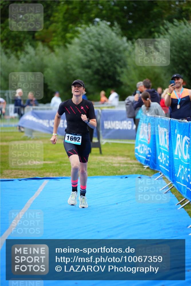 30.08.2026 - Elbe Triathlon Hamburg LAZAROV Photography http://msf.ph/oto/10067359 30.08.2026 12:23:16 Ziel 906, 1668, 1692 meine-sportfotos.de