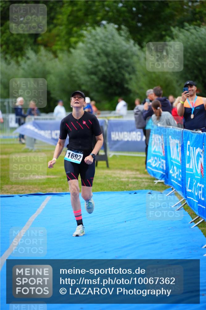 30.08.2026 - Elbe Triathlon Hamburg LAZAROV Photography http://msf.ph/oto/10067362 30.08.2026 12:23:16 Ziel 906, 1668, 1692 meine-sportfotos.de