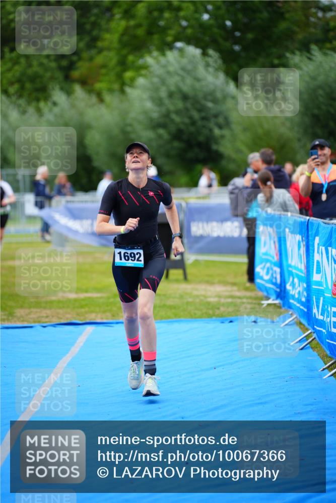 30.08.2026 - Elbe Triathlon Hamburg LAZAROV Photography http://msf.ph/oto/10067366 30.08.2026 12:23:16 Ziel 906, 1668, 1692 meine-sportfotos.de