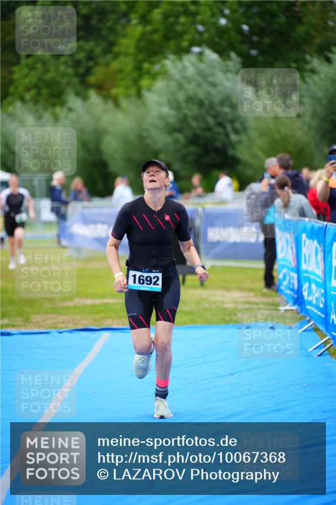 30.08.2026 - Elbe Triathlon Hamburg LAZAROV Photography http://msf.ph/oto/10067368 30.08.2026 12:23:16 Ziel 906, 1668, 1692 meine-sportfotos.de