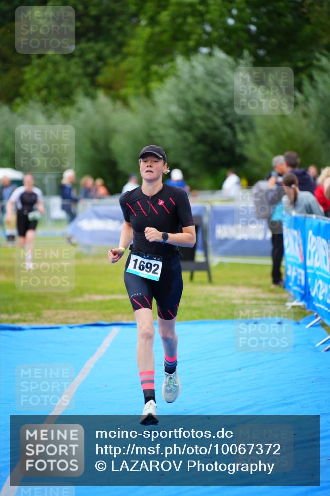 30.08.2026 - Elbe Triathlon Hamburg LAZAROV Photography http://msf.ph/oto/10067372 30.08.2026 12:23:16 Ziel 906, 1668, 1692 meine-sportfotos.de
