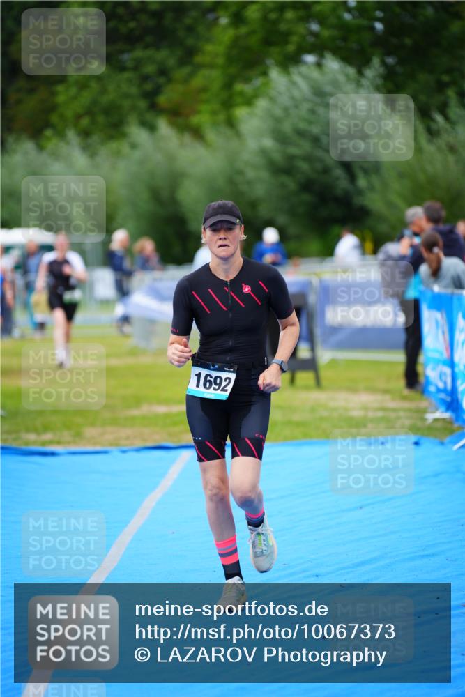 30.08.2026 - Elbe Triathlon Hamburg LAZAROV Photography http://msf.ph/oto/10067373 30.08.2026 12:23:17 Ziel 906, 1668, 1692 meine-sportfotos.de