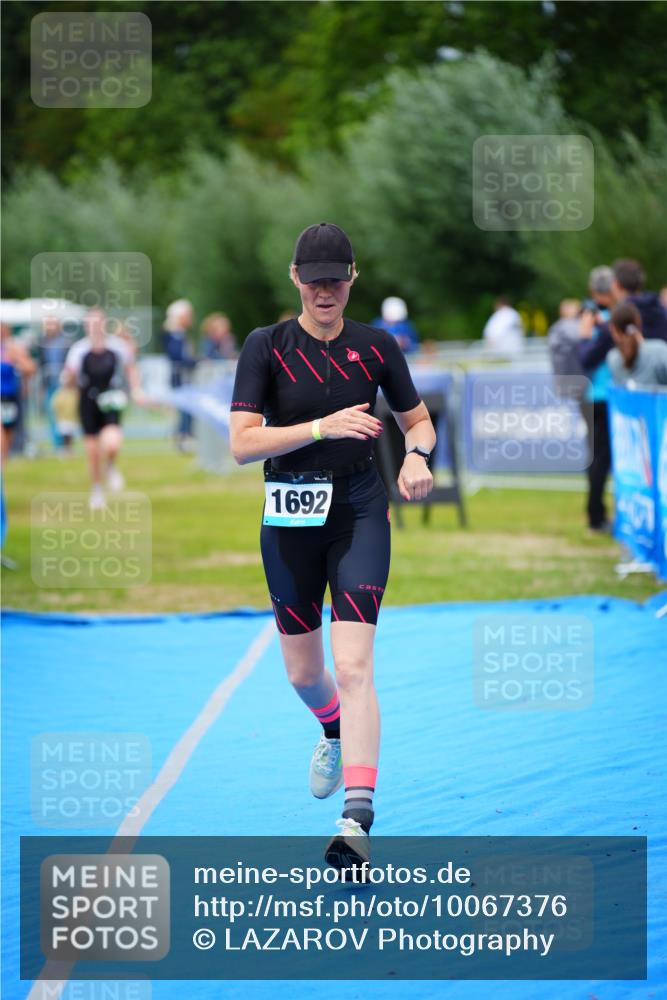 30.08.2026 - Elbe Triathlon Hamburg LAZAROV Photography http://msf.ph/oto/10067376 30.08.2026 12:23:17 Ziel 906, 1668, 1692 meine-sportfotos.de