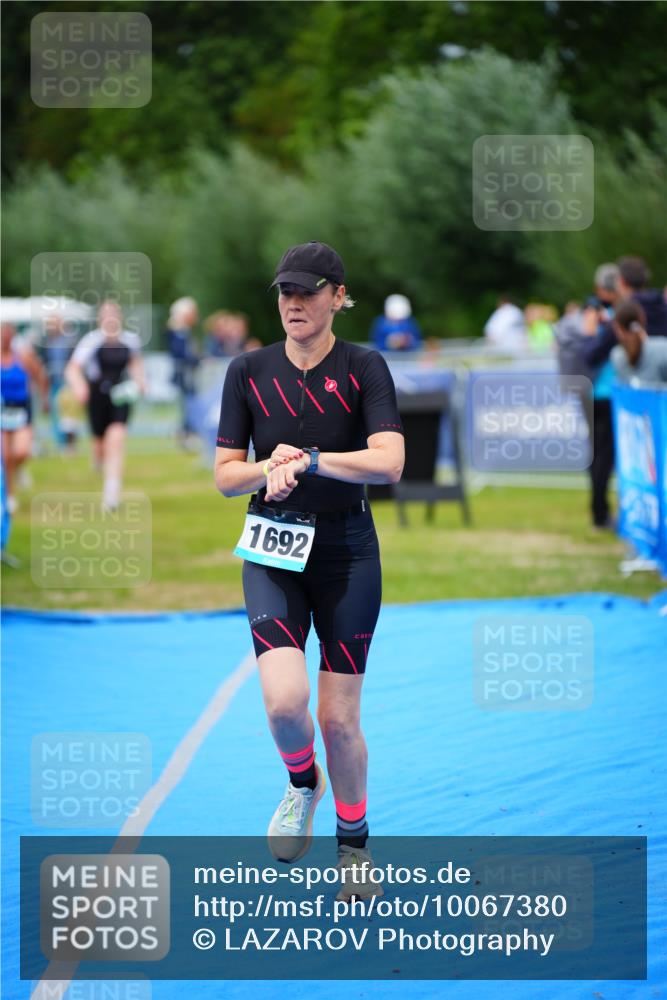 30.08.2026 - Elbe Triathlon Hamburg LAZAROV Photography http://msf.ph/oto/10067380 30.08.2026 12:23:17 Ziel 906, 1668, 1692 meine-sportfotos.de