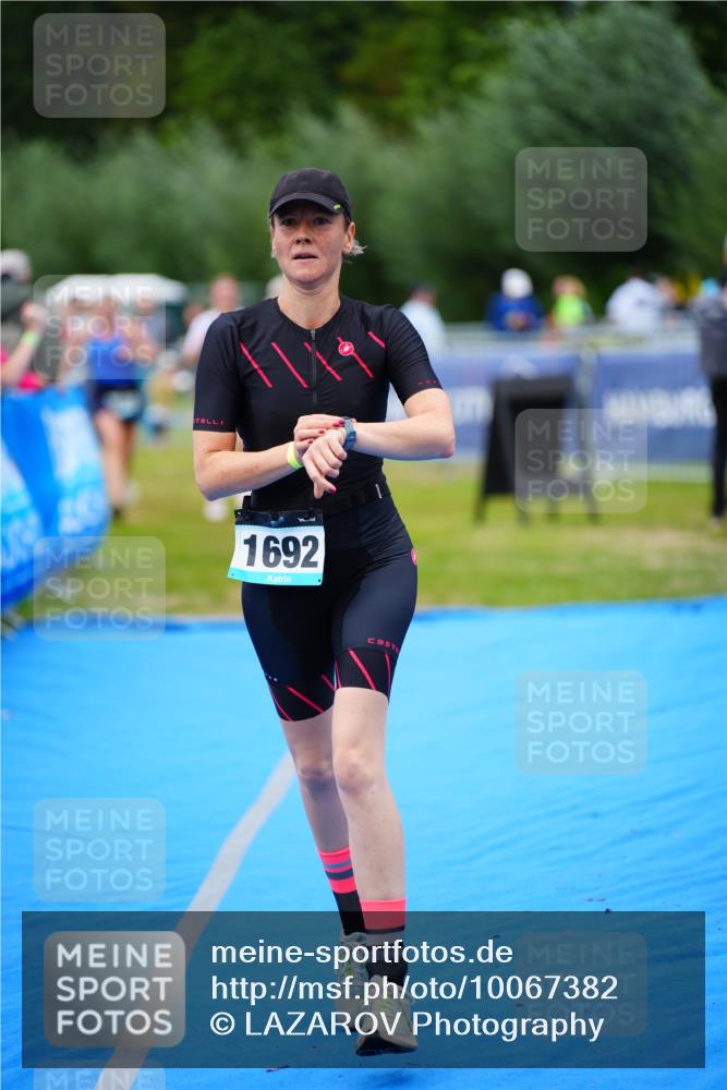 30.08.2026 - Elbe Triathlon Hamburg LAZAROV Photography http://msf.ph/oto/10067382 30.08.2026 12:23:18 Ziel 906, 1668, 1692 meine-sportfotos.de