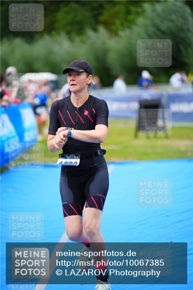 30.08.2026 - Elbe Triathlon Hamburg LAZAROV Photography http://msf.ph/oto/10067385 30.08.2026 12:23:18 Ziel 906, 1668, 1692 meine-sportfotos.de