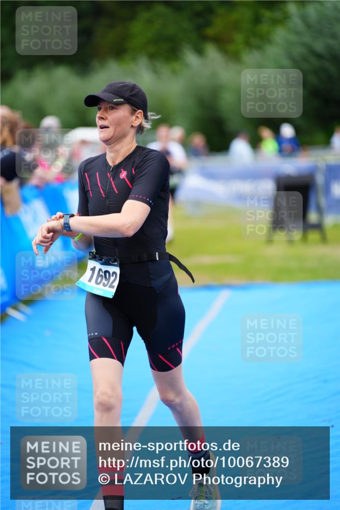 30.08.2026 - Elbe Triathlon Hamburg LAZAROV Photography http://msf.ph/oto/10067389 30.08.2026 12:23:18 Ziel 906, 1668, 1692 meine-sportfotos.de