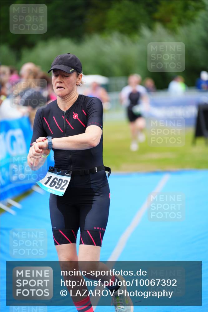 30.08.2026 - Elbe Triathlon Hamburg LAZAROV Photography http://msf.ph/oto/10067392 30.08.2026 12:23:18 Ziel 906, 1668, 1692 meine-sportfotos.de