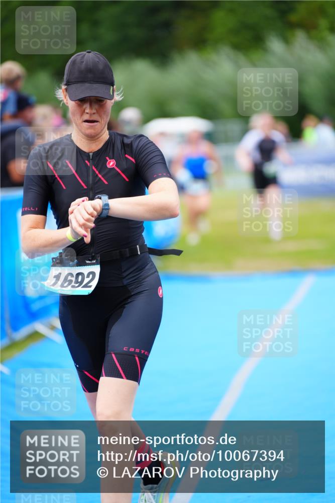 30.08.2026 - Elbe Triathlon Hamburg LAZAROV Photography http://msf.ph/oto/10067394 30.08.2026 12:23:18 Ziel 906, 1668, 1692 meine-sportfotos.de