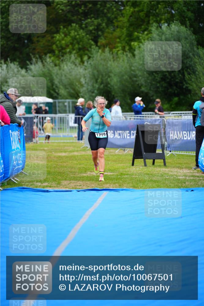 30.08.2026 - Elbe Triathlon Hamburg LAZAROV Photography http://msf.ph/oto/10067501 30.08.2026 12:24:22 Ziel 1719 meine-sportfotos.de