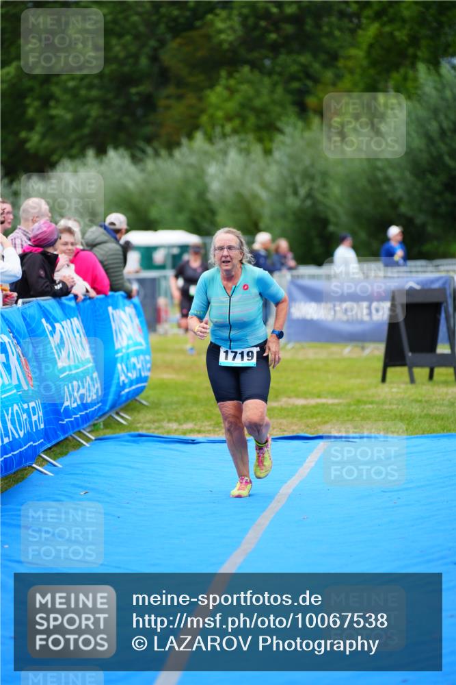 30.08.2026 - Elbe Triathlon Hamburg LAZAROV Photography http://msf.ph/oto/10067538 30.08.2026 12:24:24 Ziel 925, 1719 meine-sportfotos.de