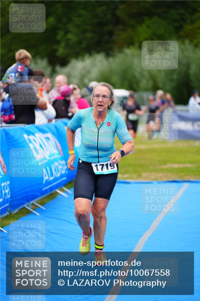 30.08.2026 - Elbe Triathlon Hamburg LAZAROV Photography http://msf.ph/oto/10067558 30.08.2026 12:24:26 Ziel 925, 1672, 1719 meine-sportfotos.de