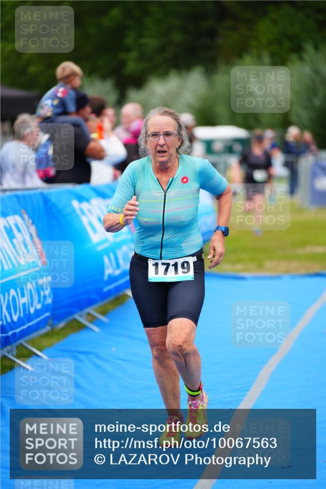 30.08.2026 - Elbe Triathlon Hamburg LAZAROV Photography http://msf.ph/oto/10067563 30.08.2026 12:24:27 Ziel 925, 1672, 1719 meine-sportfotos.de