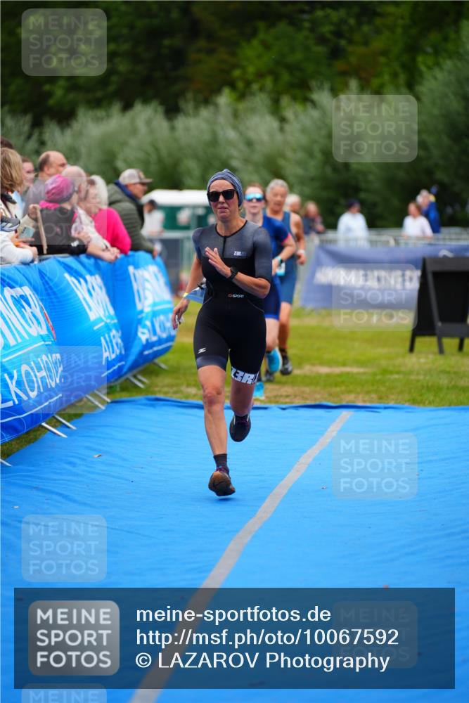 30.08.2026 - Elbe Triathlon Hamburg LAZAROV Photography http://msf.ph/oto/10067592 30.08.2026 12:24:33 Ziel 804, 925, 1672, 1700 meine-sportfotos.de