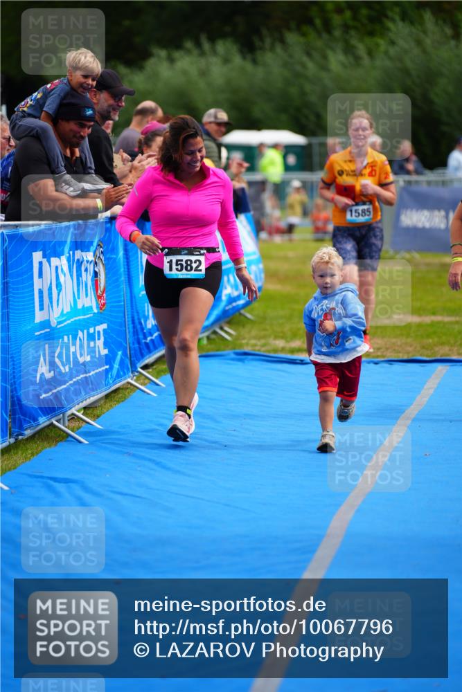 30.08.2026 - Elbe Triathlon Hamburg LAZAROV Photography http://msf.ph/oto/10067796 30.08.2026 12:25:34 Ziel 1582, 1585, 1636 meine-sportfotos.de
