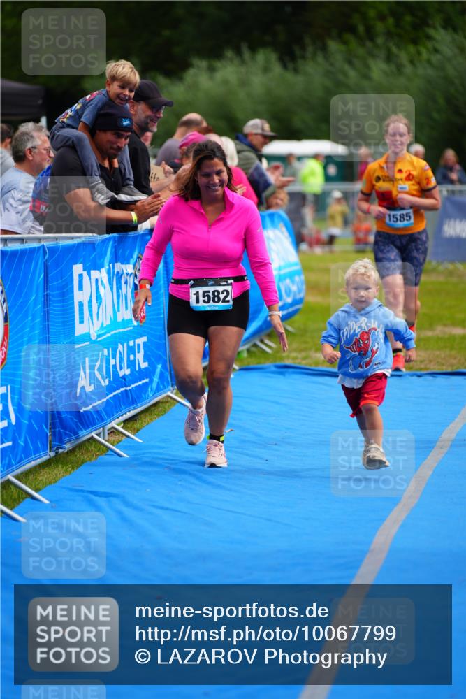 30.08.2026 - Elbe Triathlon Hamburg LAZAROV Photography http://msf.ph/oto/10067799 30.08.2026 12:25:34 Ziel 1582, 1585, 1636 meine-sportfotos.de