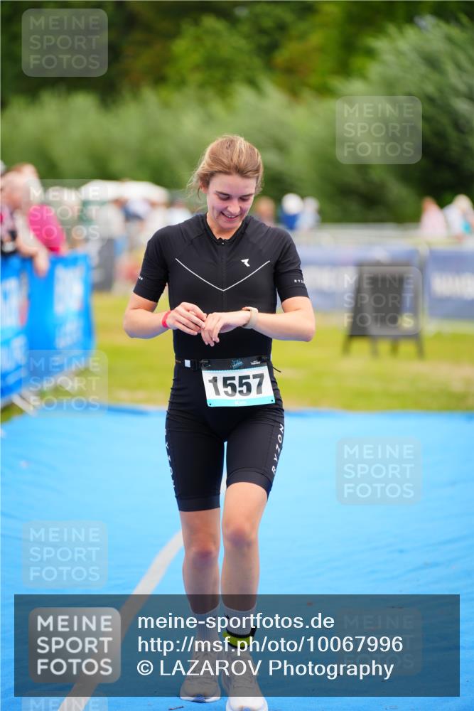 30.08.2026 - Elbe Triathlon Hamburg LAZAROV Photography http://msf.ph/oto/10067996 30.08.2026 12:26:21 Ziel 1557 meine-sportfotos.de
