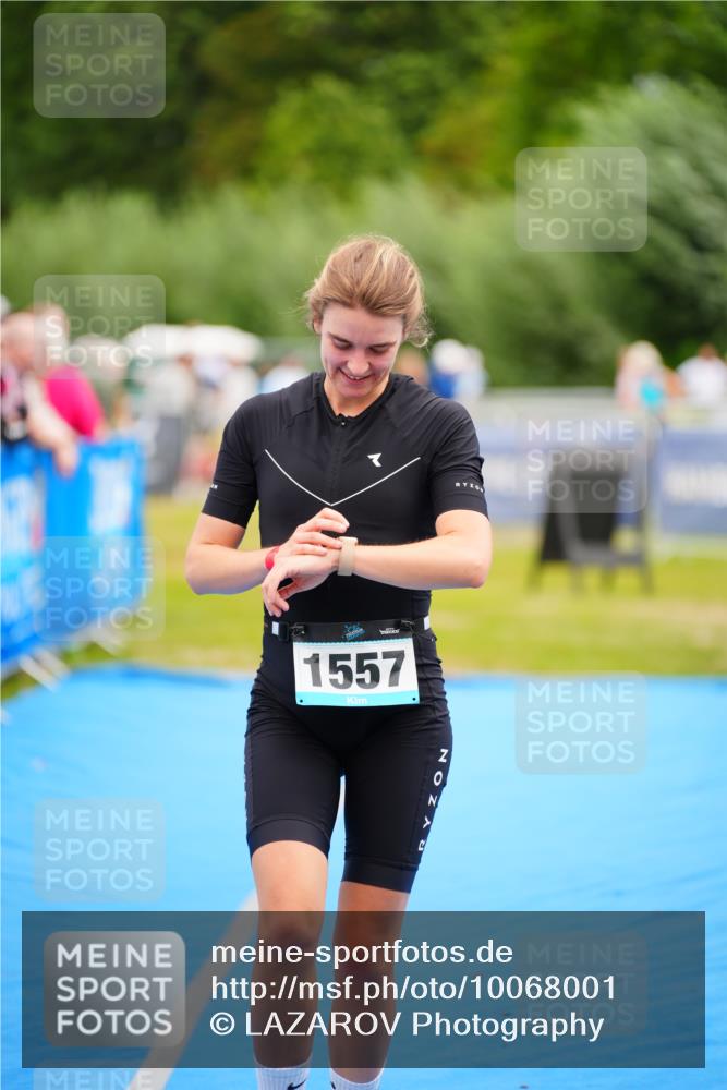 30.08.2026 - Elbe Triathlon Hamburg LAZAROV Photography http://msf.ph/oto/10068001 30.08.2026 12:26:21 Ziel 1557 meine-sportfotos.de