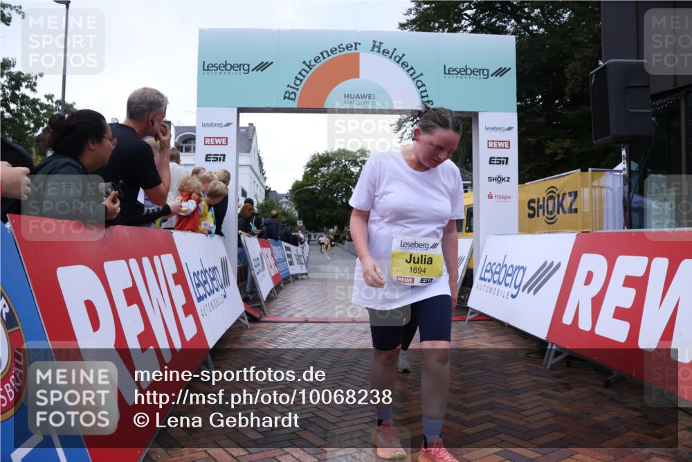 30.08.2026 - Blankeneser Heldenlauf Lena Gebhardt http://msf.ph/oto/10068238 30.08.2026 10:00:51 Ziel 1694, 1703, 1709 meine-sportfotos.de