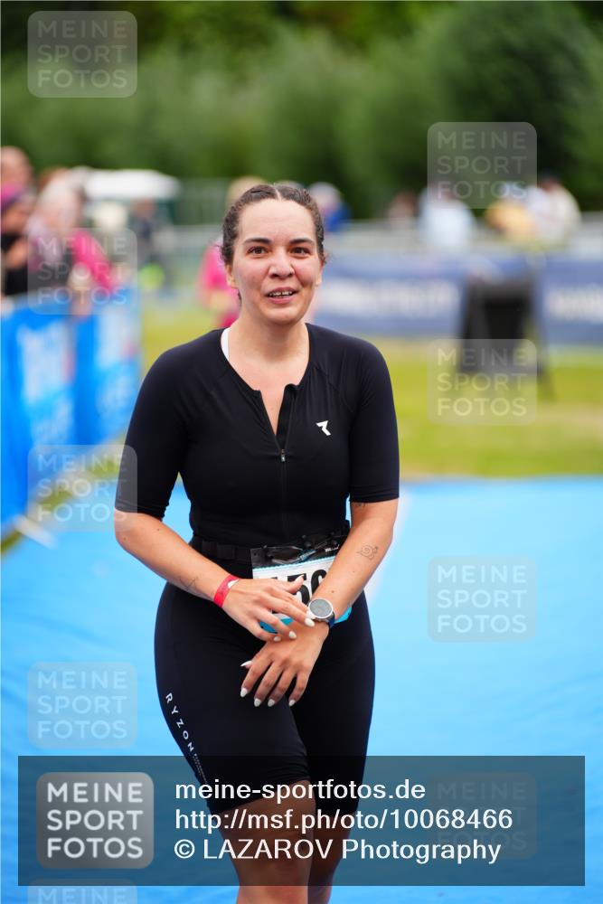 30.08.2026 - Elbe Triathlon Hamburg LAZAROV Photography http://msf.ph/oto/10068466 30.08.2026 12:27:57 Ziel 1567, 1656, 1661 meine-sportfotos.de