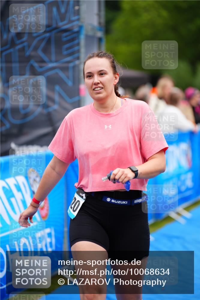 30.08.2026 - Elbe Triathlon Hamburg LAZAROV Photography http://msf.ph/oto/10068634 30.08.2026 12:28:34 Ziel 1520 meine-sportfotos.de