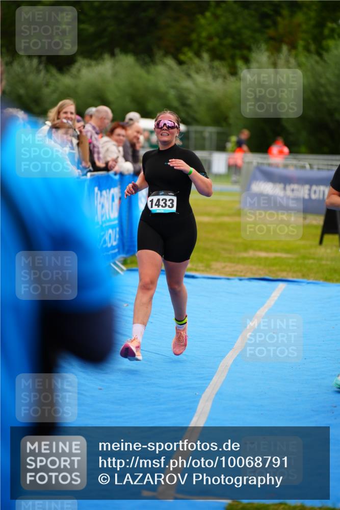 30.08.2026 - Elbe Triathlon Hamburg LAZAROV Photography http://msf.ph/oto/10068791 30.08.2026 12:30:33 Ziel 1418, 1433, 1667 meine-sportfotos.de