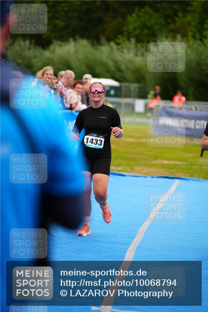30.08.2026 - Elbe Triathlon Hamburg LAZAROV Photography http://msf.ph/oto/10068794 30.08.2026 12:30:34 Ziel 1418, 1433, 1667 meine-sportfotos.de
