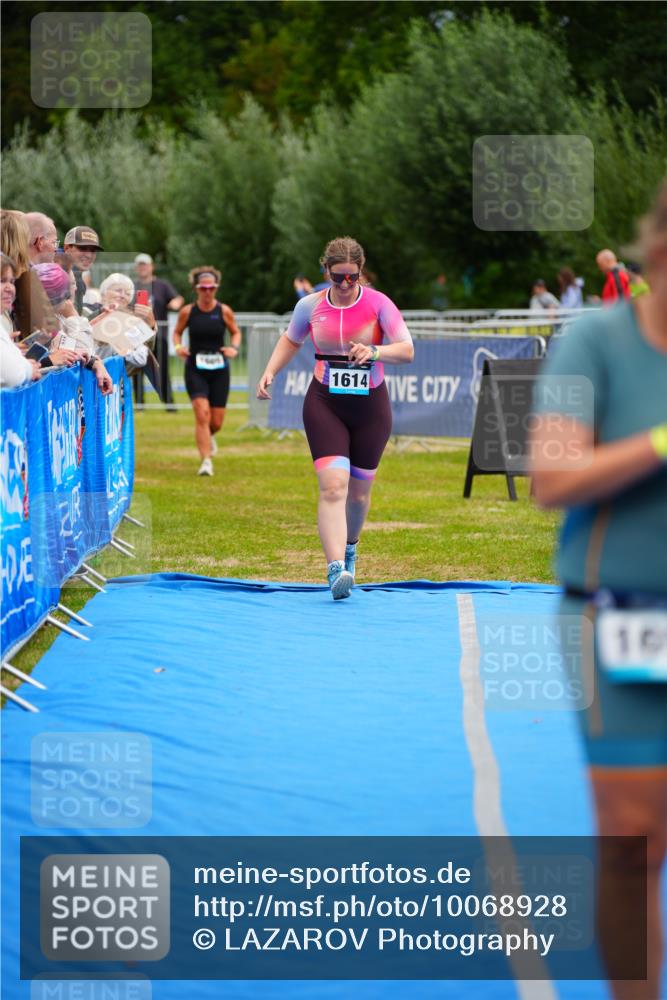 30.08.2026 - Elbe Triathlon Hamburg LAZAROV Photography http://msf.ph/oto/10068928 30.08.2026 12:32:08 Ziel 1614, 1657, 1669 meine-sportfotos.de