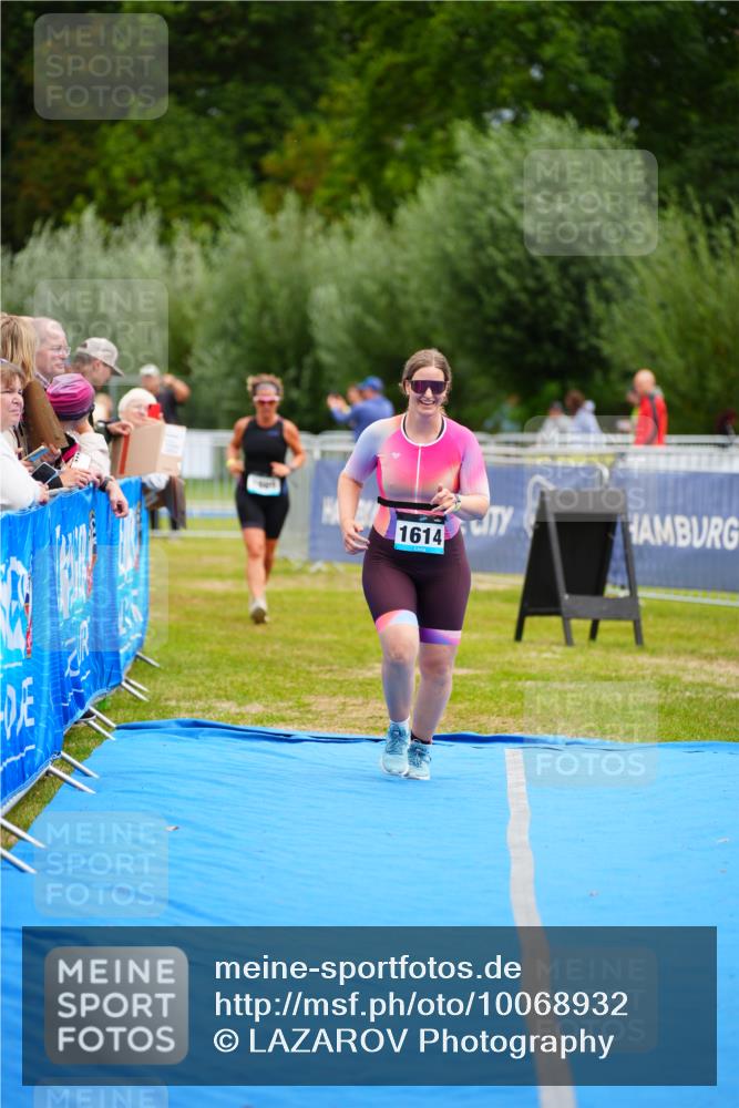 30.08.2026 - Elbe Triathlon Hamburg LAZAROV Photography http://msf.ph/oto/10068932 30.08.2026 12:32:09 Ziel 1614, 1657, 1669 meine-sportfotos.de