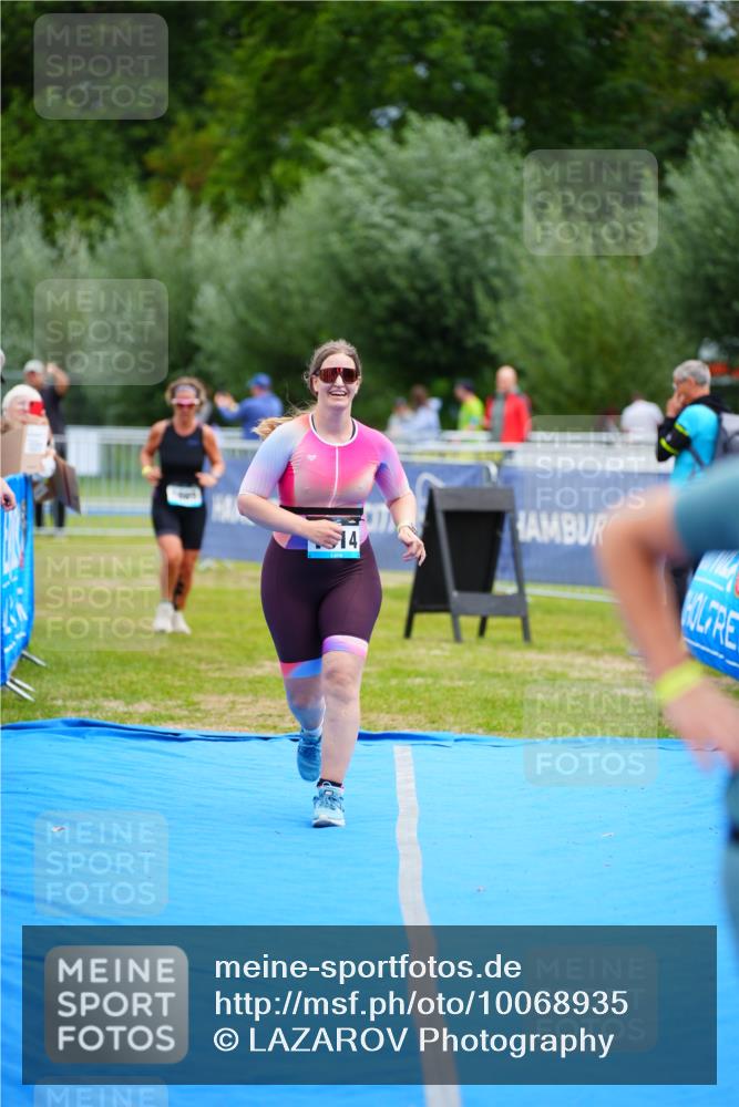 30.08.2026 - Elbe Triathlon Hamburg LAZAROV Photography http://msf.ph/oto/10068935 30.08.2026 12:32:09 Ziel 1614, 1657, 1669 meine-sportfotos.de