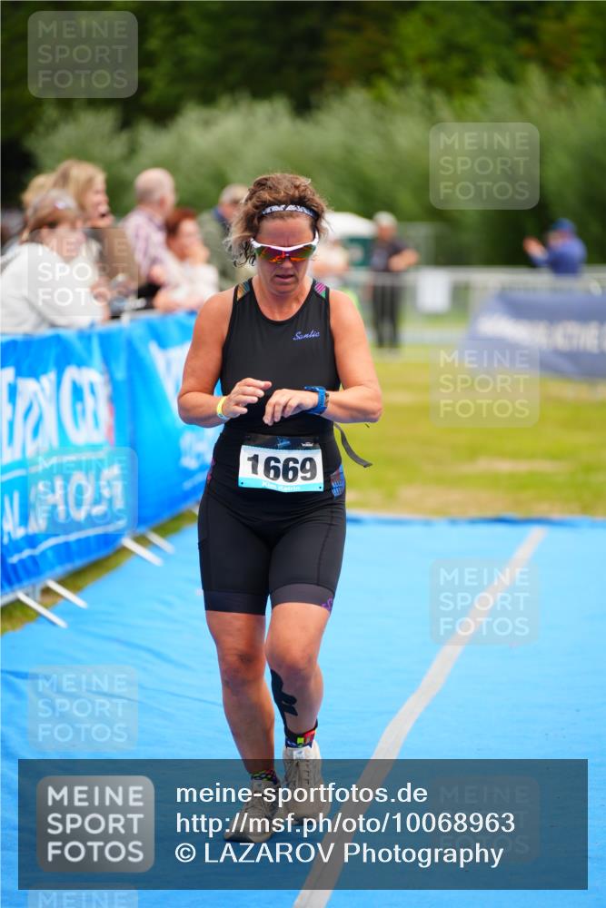 30.08.2026 - Elbe Triathlon Hamburg LAZAROV Photography http://msf.ph/oto/10068963 30.08.2026 12:32:16 Ziel 1669 meine-sportfotos.de