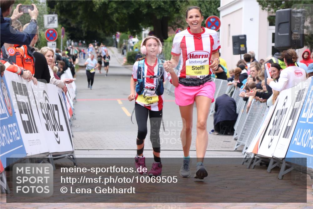 30.08.2026 - Blankeneser Heldenlauf Lena Gebhardt http://msf.ph/oto/10069505 30.08.2026 10:04:18 Ziel 1557, 1566, 1697 meine-sportfotos.de