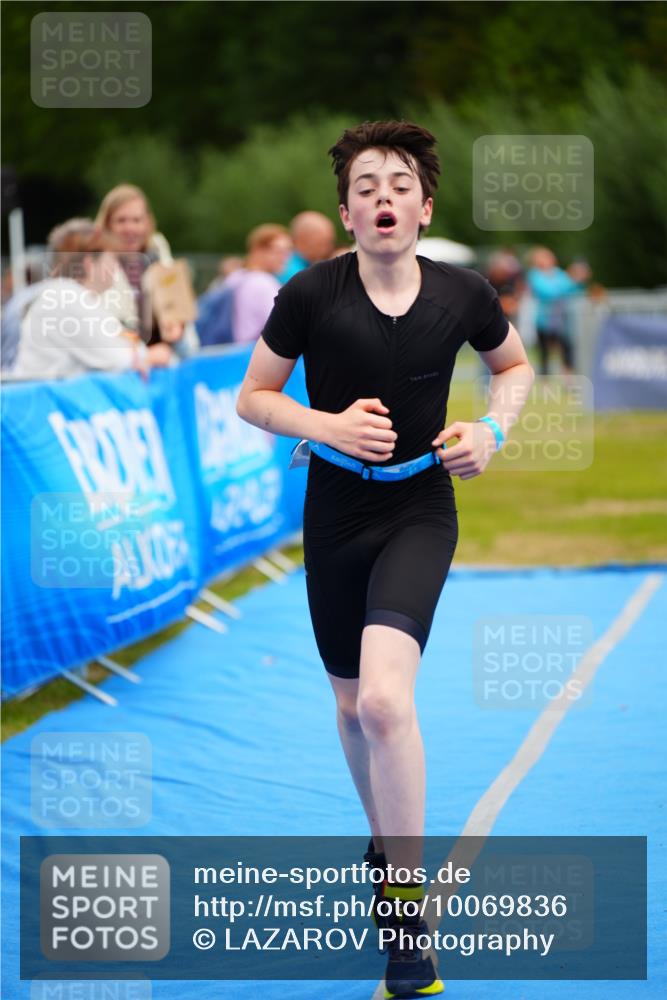 30.08.2026 - Elbe Triathlon Hamburg LAZAROV Photography http://msf.ph/oto/10069836 30.08.2026 12:42:17 Ziel 1727 meine-sportfotos.de