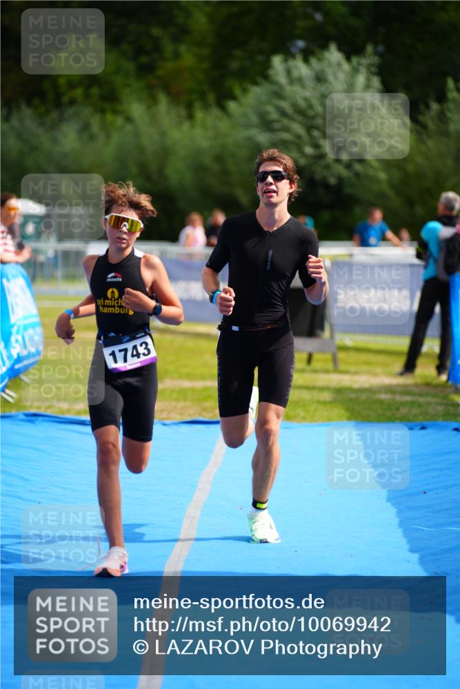 30.08.2026 - Elbe Triathlon Hamburg LAZAROV Photography http://msf.ph/oto/10069942 30.08.2026 12:44:45 Ziel 1743, 1745 meine-sportfotos.de