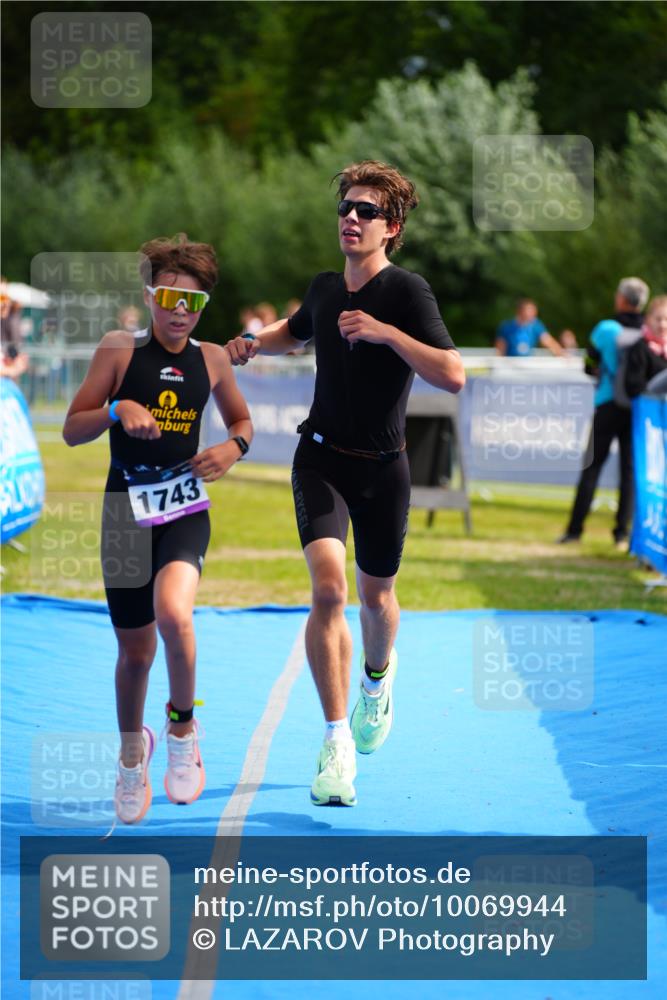 30.08.2026 - Elbe Triathlon Hamburg LAZAROV Photography http://msf.ph/oto/10069944 30.08.2026 12:44:45 Ziel 1743, 1745 meine-sportfotos.de