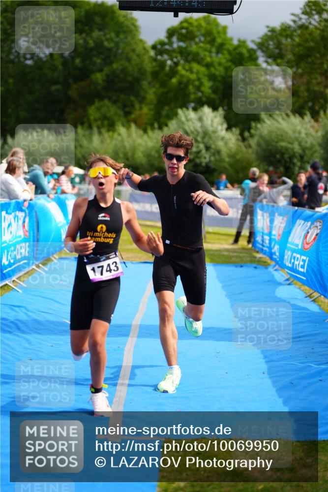 30.08.2026 - Elbe Triathlon Hamburg LAZAROV Photography http://msf.ph/oto/10069950 30.08.2026 12:44:46 Ziel 1743, 1745 meine-sportfotos.de