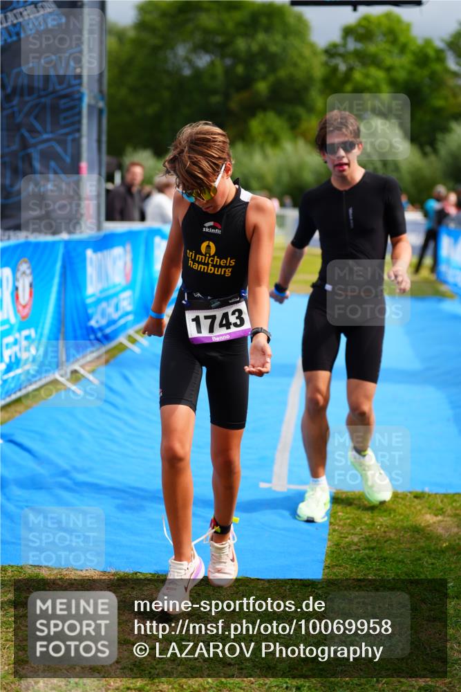 30.08.2026 - Elbe Triathlon Hamburg LAZAROV Photography http://msf.ph/oto/10069958 30.08.2026 12:44:47 Ziel 1743, 1745 meine-sportfotos.de