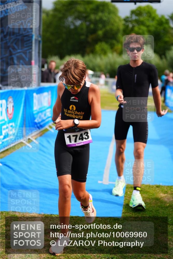 30.08.2026 - Elbe Triathlon Hamburg LAZAROV Photography http://msf.ph/oto/10069960 30.08.2026 12:44:47 Ziel 1743, 1745 meine-sportfotos.de