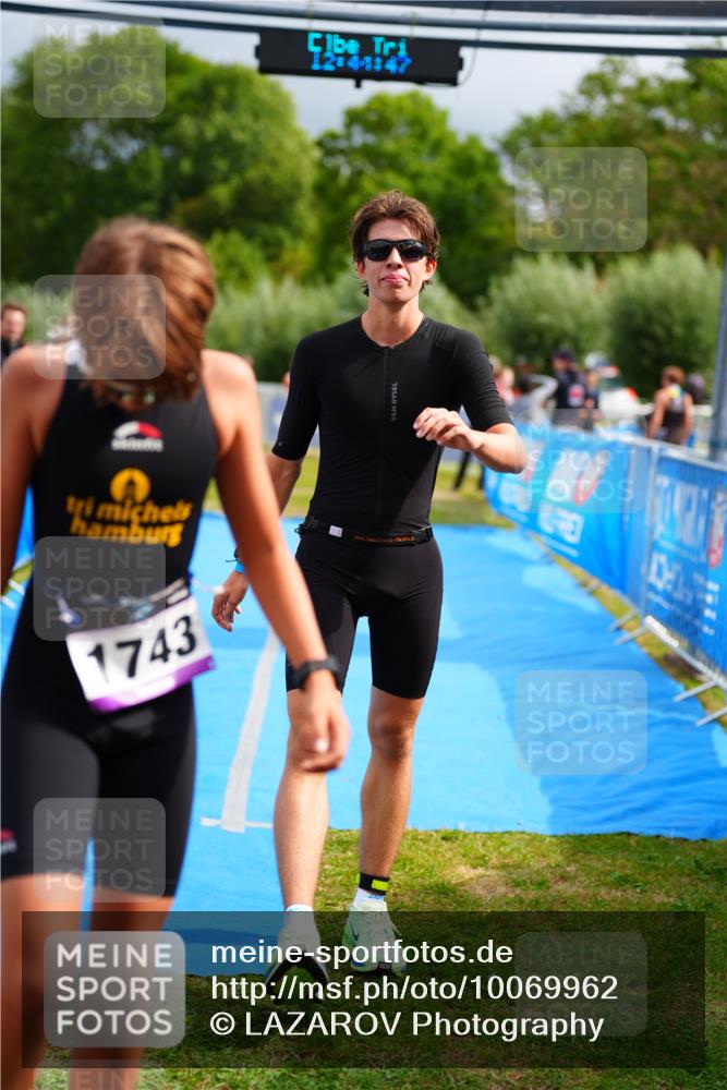 30.08.2026 - Elbe Triathlon Hamburg LAZAROV Photography http://msf.ph/oto/10069962 30.08.2026 12:44:47 Ziel 1743, 1745 meine-sportfotos.de