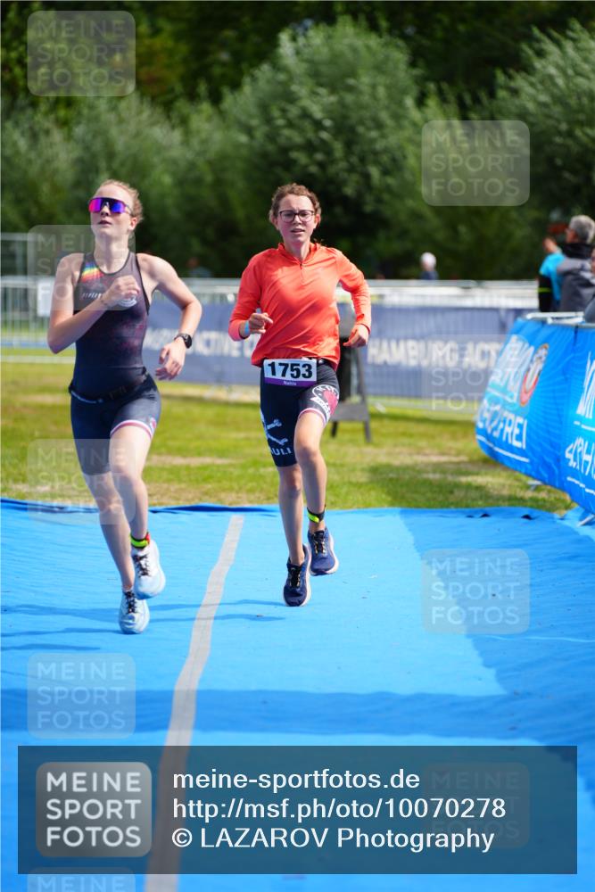 30.08.2026 - Elbe Triathlon Hamburg LAZAROV Photography http://msf.ph/oto/10070278 30.08.2026 12:49:04 Ziel 1753, 1756 meine-sportfotos.de