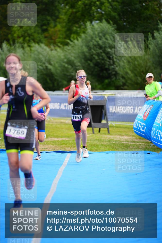 30.08.2026 - Elbe Triathlon Hamburg LAZAROV Photography http://msf.ph/oto/10070554 30.08.2026 12:53:39 Ziel 1757, 1769, 1852 meine-sportfotos.de