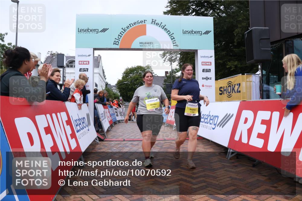 30.08.2026 - Blankeneser Heldenlauf Lena Gebhardt http://msf.ph/oto/10070592 30.08.2026 10:09:07 Ziel 1766, 1767 meine-sportfotos.de