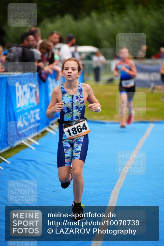 30.08.2026 - Elbe Triathlon Hamburg LAZAROV Photography http://msf.ph/oto/10070739 30.08.2026 12:54:25 Ziel 1836, 1857, 1864 meine-sportfotos.de