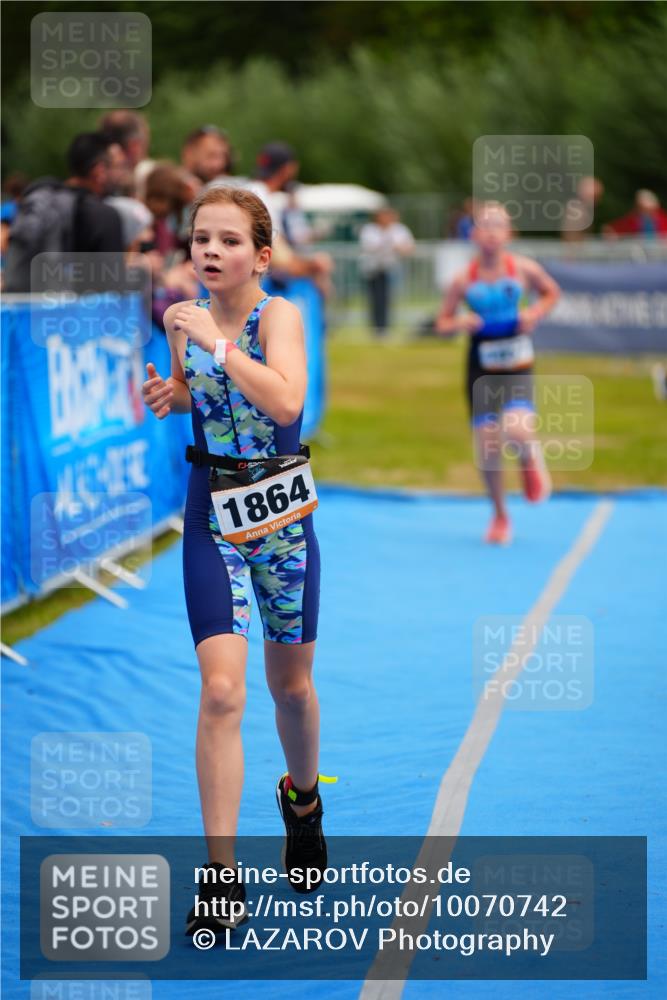 30.08.2026 - Elbe Triathlon Hamburg LAZAROV Photography http://msf.ph/oto/10070742 30.08.2026 12:54:25 Ziel 1836, 1857, 1864 meine-sportfotos.de